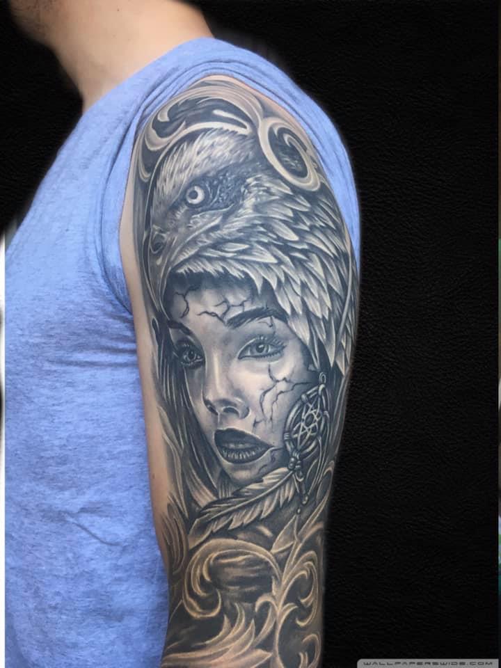 Gesicht und Adlerkopf mit Traumfänger Oberarm